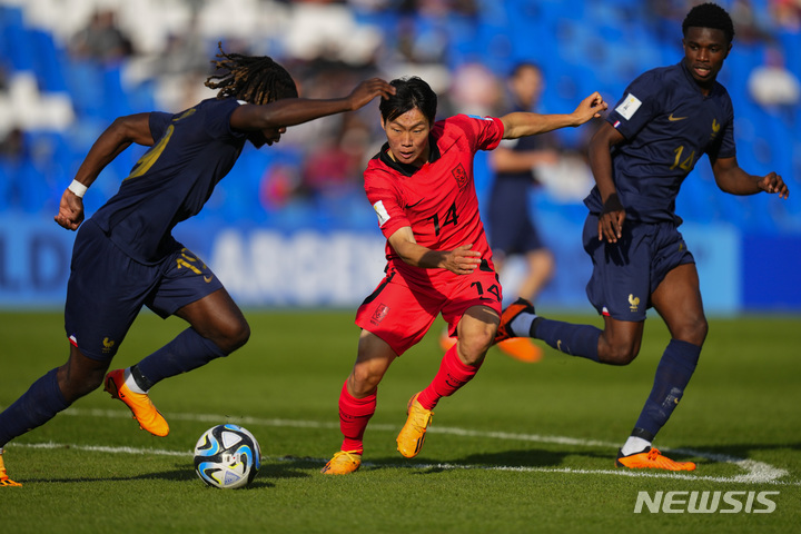 [멘도사=AP/뉴시스] 22일(현지시각) 아르헨티나 멘도사 스타디움에서 열린 2023 국제축구연맹(FIFA) 20세 이하(U20) 월드컵 F조 조별리그 1차전 대한민국과 프랑스와의 경기에서 강상윤이 볼 다툼을 하고 있다. 김은중 감독이 이끄는 한국 U20 축구 대표팀은 프랑스를 2-1로 꺾고 3연속 16강 진출의 전망을 밝혔다. 2023.05.23.