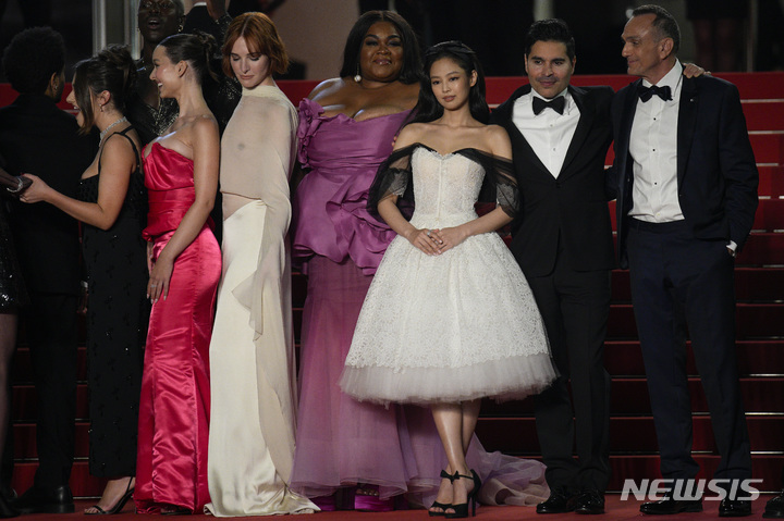 [칸=AP/뉴시스] 블랙핑크의 '제니'가 22일(현지시각) 프랑스 칸에서&nbsp; 제76회 칸 국제영화제 동안 열린 HBO 시리즈 '디 아이돌' 시사회에 도착해 레드카펫을 밟고 있다. 2023.05.23.