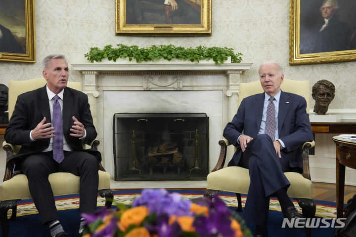 [워싱턴=AP/뉴시스] 조 바이든(오른쪽) 미국 대통령과 케빈 매카시 하원의장이 22일(현지시각) 백악관 집무실에서 연방정부 부채한도를 논의하고 있다. 2023.05.23.