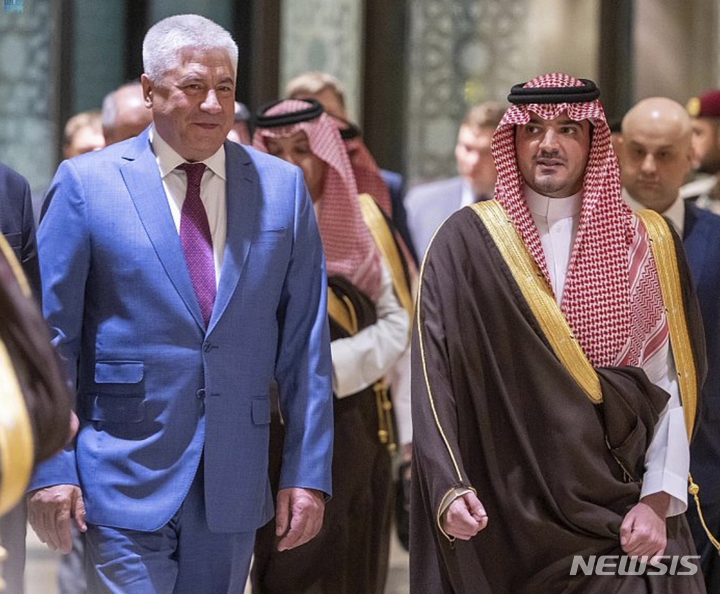 [리야드(사우디아라비아)=AP/뉴시스]블라디미르 콜로콜체프 러시아 내무장관(왼쪽)이 2023년 22일 사우디 리야드에서 압둘라지즈 빈 사우드 사우디 내무장관과 만나고 있다. 2026.04.21.