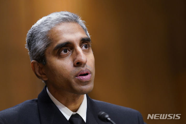 [워싱턴=AP/뉴시스]비벡 머시 미 공중보건국장이 2022년 2월8일 워싱턴 국회의사당 상원 재무위에서 증언하고 있다. 그는 23일 소셜미디어가 어린이와 청소년에게 안전하다는 증거가 충분하지 않고 경고하면서 기술회사, 부모 및 간병인들에게 "지금 당장 어린이들을 보호하기 위한 즉각적인 조치를 취하라"고 촉구했다. 2023.05.23.