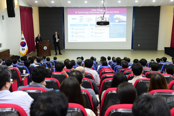 [거제=뉴시스] 신정철 기자= 거제대학교(총장 허정석)는 지난 22일 덕부학원 설립 1주년을 기념하여 거제대학교 대강당에서 '이스라엘 AI의 아버지'라 불리는 모세 벤바삿 교수를 초청하여 강연회와 지역 산업전문가들이 참여하는 패널 토론회를 개최했다.(사진=거제대학교 제공).2023.05.23. photo@newsis.com *재판매 및 DB 금지