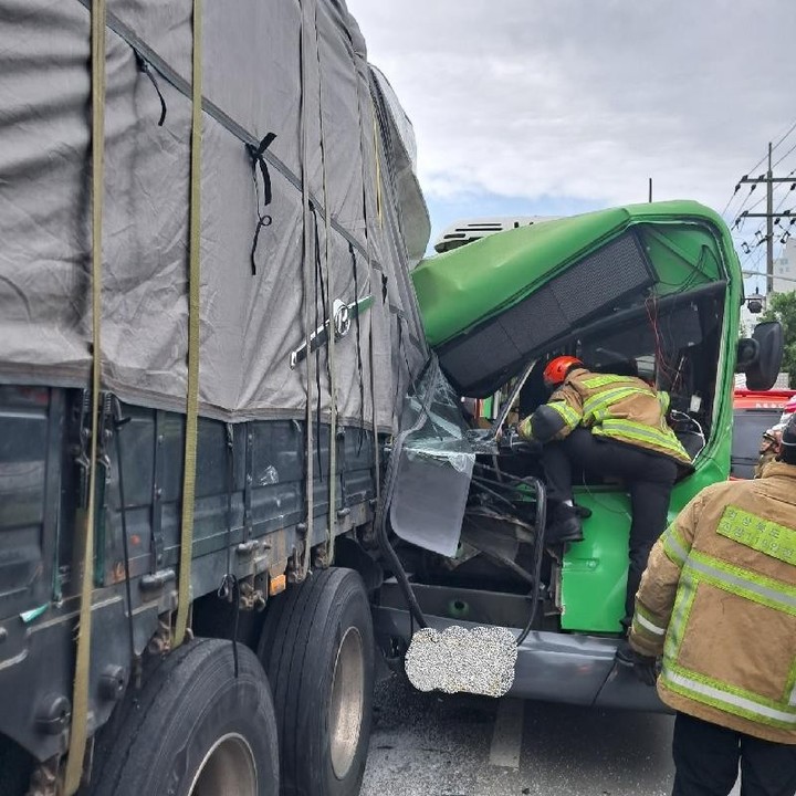 경산서 시내버스, 화물차 추돌 (사진=경북소방본부 제공) *재판매 및 DB 금지