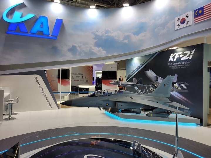 [말레이시아 랑카위=뉴시스] 23일 말레이시아 랑카위에서 개막한 방산 전시회 '리마(LIMA) 2023' 전시장 내 설치된 한국항공우주산업(KAI) 부스에 국산 경공격기 FA-50 모형이 전시돼 있다. 2023.05.23 photo@newsis.com *재판매 및 DB 금지