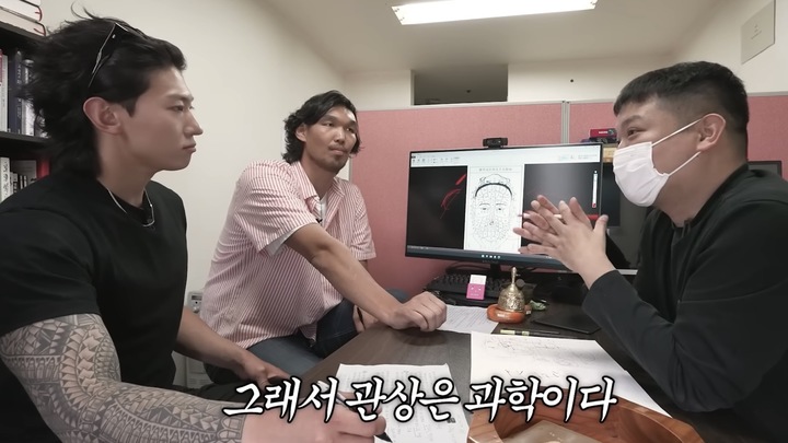 [서울=뉴시스] 농구선수 출신 유튜버 하승진이 지난 18일 자신의 유튜브 채널 '하승진'에 '관상을 진짜 과학일까? 궁금해서 진짜 보러왔다! feat. 덱스' 영상을 게재했다. (사진=하승진 유튜브 캡처) 2023.05.23 photo@newsis.com *재판매 및 DB 금지