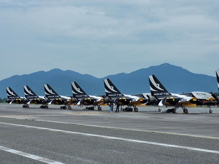 [말레이시아 랑카위=뉴시스] 22일(현지시각) 말레이시아 랑카위 공항에 도열해 있는 우리 공군의 특수비행팀 블랙이글스 소속 항공기. 2023.05.23 photo@newsis.com *재판매 및 DB 금지
