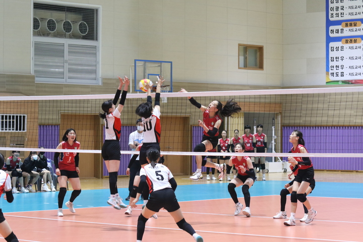 [전주=뉴시스] 전주 근영중학교(오른쪽) 배구 경기 모습. *재판매 및 DB 금지