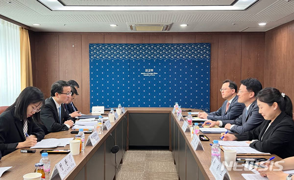 최용준 외교부 동북아국장과 방한 중인 류진쑹 중국 외교부 아주사장(아시아국장)이 22일 서울 외교부 청사에서 한중 국장급 협의를 가졌다. (사진출처: 중국 외교부 홈페이지 캡처) 2023.05.23