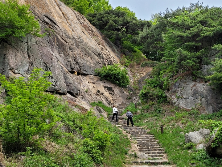 거대한 암벽 사이로 난 길. 진우석 촬영. (사진=한국관광공사 제공) photo@newsis.com *재판매 및 DB 금지