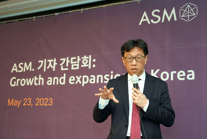 [서울=뉴시스] 23일 기자간담회에서 발표하는 벤자민 로(Benjamin Loh) ASM CEO. (사진=ASM) 2023.05.23. photo@newsis.com *재판매 및 DB 금지