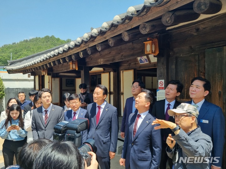 [거제=뉴시스] 김기현 국민의힘 대표(앞줄 네번째)가 23일 경남 거제시 김영삼 전 대통령 생가를 찾아 설명을 듣고 있다. (사진=국민의힘 제공). 2023.05.23. photo@newsis.com