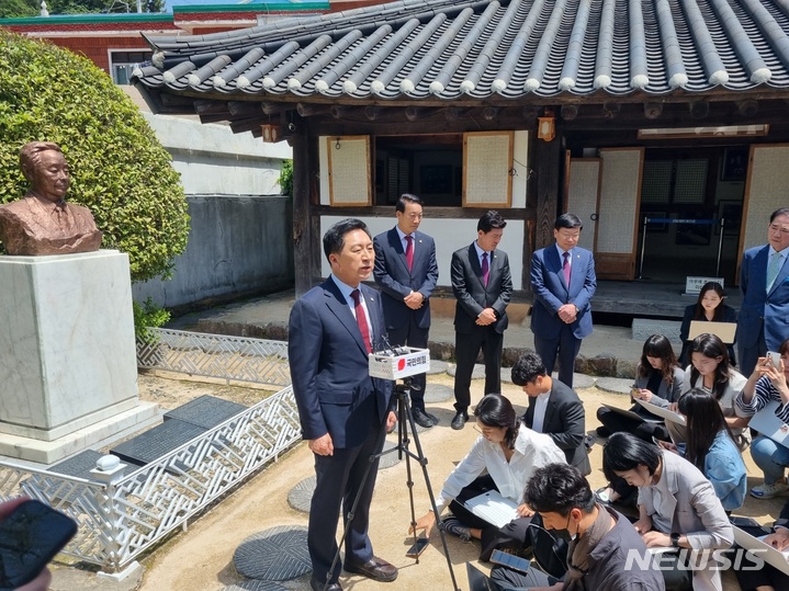 [거제=뉴시스] 김기현 국민의힘 대표가 23일 경남 거제시 김영삼 전 대통령 생가를 찾았다. 사진은 방문 일정이 끝난 직후 취재진 앞에서 질의응답하는 모습. (사진=국민의힘 제공). 2023.05.23. photo@newsis.com 