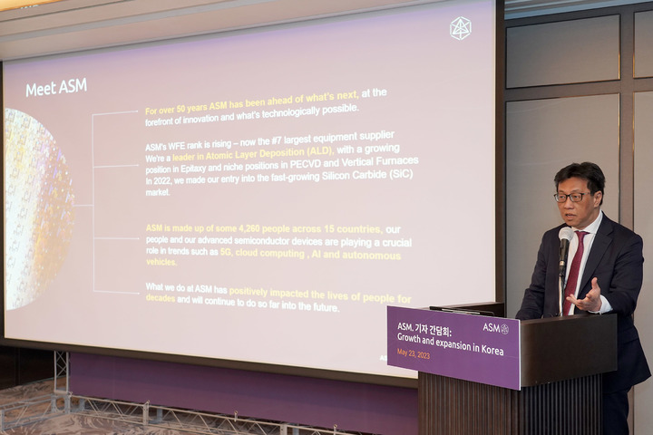 [서울=뉴시스] 벤자민 로 ASM CEO가 국내 첫 기자간담회에서 한국 사업 방향에 대해 설명하고 있다. (사진=ASM) 2023.05.23. photo@newsis.com *재판매 및 DB 금지