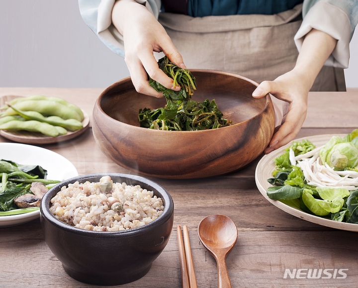 [서울=뉴시스]채식 기반에 자극적인 향신료를 배제하고 육류보다 식물성 단백질을 활용하는 ‘사찰음식’이 다이어트 식단으로 꾸준히 주목받고 있다. (사진= 365mc 제공) 2023.05.23. photo@newsis.com.