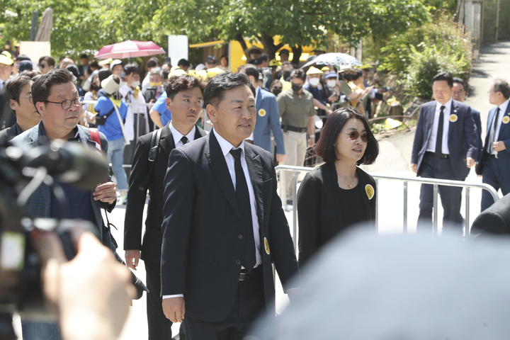 [전주=뉴시스] 故 노무현 전 대통령 서거 14주기 추도식이 23일 경남 김해 봉하마을에서 열린 가운데 김관영 전북지사를 비롯한 참석인사들이 추모식장으로 이동하고 있다. 2023.05.23 (사진= 전라북도청 제공) *재판매 및 DB 금지