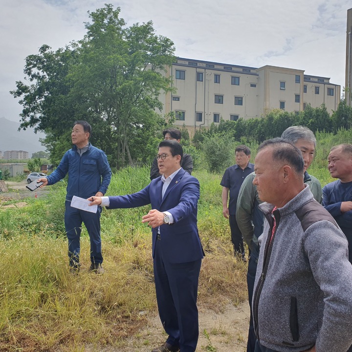 [전주=뉴시스] 전북도의회 최형열 의원(가운데)이 전주시 삼천동 비포장 농로를 찾아 전북도 관계자 등에 대책 마련을 주문했다. 2023.05.23 *재판매 및 DB 금지