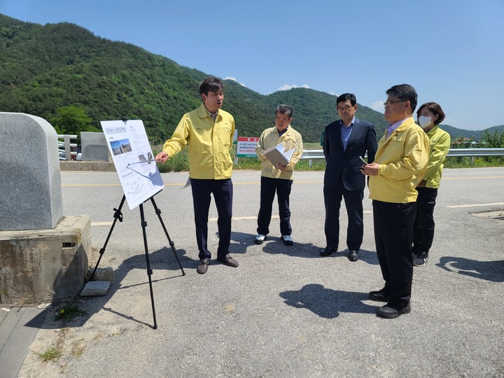 [전주=뉴시스] 임상규(오른쪽) 전북도 행정부지사가 23일 고창 용선교를 찾아 현장 안전점검 설명을 듣고 있다. 2023.05.23 *재판매 및 DB 금지