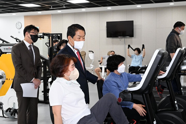 [울산=뉴시스] 울산 남구 무거건강생활지원센터에서 주민들과 대화를 나누는 서동욱 남구청장. (사진=울산 남구 제공) photo@newsis.com *재판매 및 DB 금지