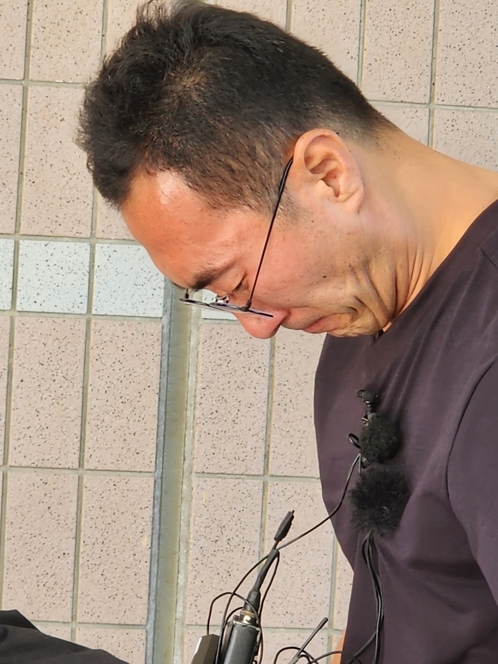 [강릉=뉴시스] 이순철 기자 = 지난해 12월 6일 강릉시 홍제동에서 A(68)씨가 손자를 태우고 운전한 스포츠유틸리티차(SUV)의 급발진 의심 사고가 발생해 12살 손자가 숨졌다. 숨진 아동의 아버지 이모씨가&nbsp; 울먹이고 있다.&nbsp; *재판매 및 DB 금지