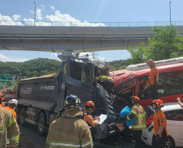 칠곡서 7중 추돌사고 (사진=대구소방본부 제공) *재판매 및 DB 금지
