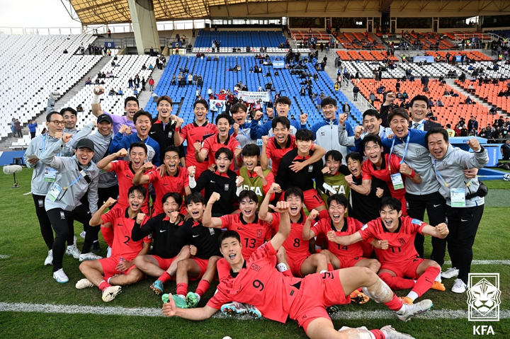 [서울=뉴시스] 23일(현지시간) 아르헨티나 멘도사 스타디움에서 열린 2023 FIFA U-20 월드컵 조별리그 1차전 대한민국과 프랑스 경기에서 승리한 축구대표팀 선수들이 기뻐하고 있다. (사진=대한축구협회 제공) 2023.05.23. photo@newsis.com *재판매 및 DB 금지