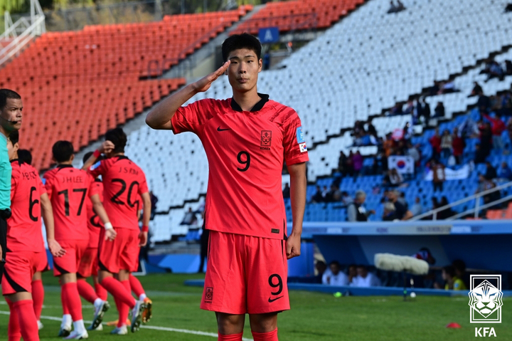 [서울=뉴시스] 23일(현지시간) 아르헨티나 멘도사 스타디움에서 열린 2023 FIFA U-20 월드컵 조별리그 1차전 대한민국과 프랑스 경기에서 이영준이 골을 넣은 후 경례를 하고 있다. (사진=대한축구협회 제공) 2023.05.23. photo@newsis.com *재판매 및 DB 금지