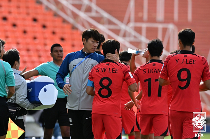 [서울=뉴시스] 23일(현지시간) 아르헨티나 멘도사 스타디움에서 열린 2023 FIFA U-20 월드컵 조별리그 1차전 대한민국과 프랑스 경기에서 김은중 감독이 골을 넣은 이승원을 격려하고 있다. (사진=대한축구협회 제공) 2023.05.23. photo@newsis.com *재판매 및 DB 금지