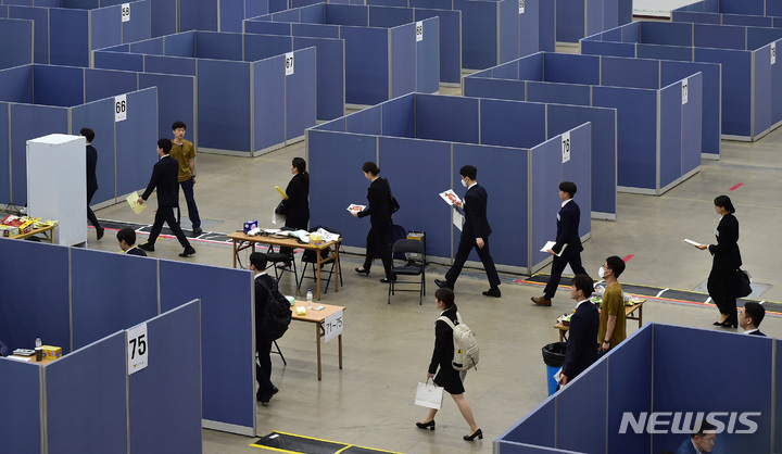 [대구=뉴시스] 이무열 기자 = 2023년 5월 23일 오전 대구 북구 엑스코 동관에서 열린 ‘2023년 소방공무원 채용 면접시험’에서 응시생들이 면접장으로 들어서고 있다. 2023.05.23. lmy@newsis.com