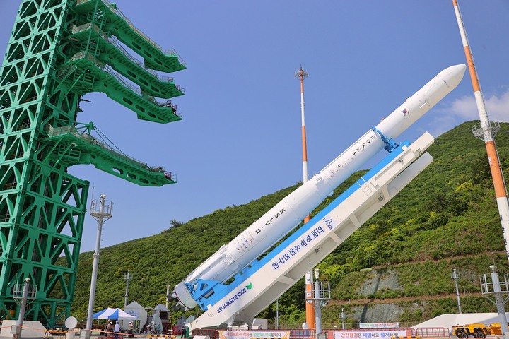 [서울=뉴시스] 23일 전남 고흥군 나로우주센터 발사대에서 한국형 발사체 누리호가 기립하고 있다. (사진=한국항공우주연구원 제공) 2023.05.23. photo@newsis.com *재판매 및 DB 금지