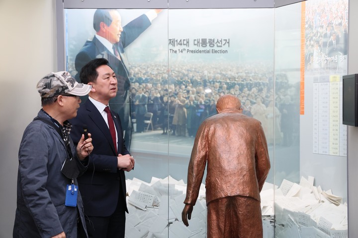 [서울=뉴시스] 김기현 국민의힘 대표가 23일 경남 거제에 위치한 고(故) 김영삼 전 대통령의 생가를 방문해 기록전시관을 둘러보고 있다. (사진=국민의힘 제공) 2023.05.23. photo@newsis.com *재판매 및 DB 금지