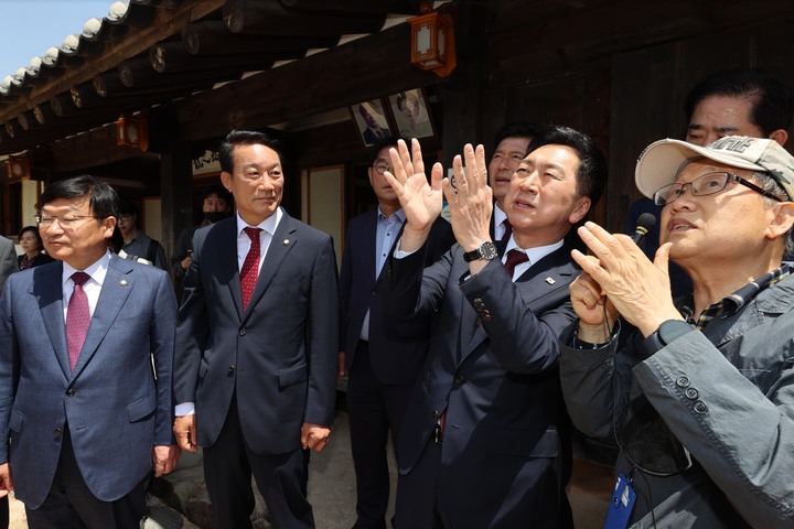 [서울=뉴시스] 김기현 국민의힘 대표가 23일 경남 거제에 위치한 고(故) 김영삼 전 대통령의 생가를 방문해 설명을 듣고 있다. (사진=국민의힘 제공) 2023.05.23. photo@newsis.com *재판매 및 DB 금지