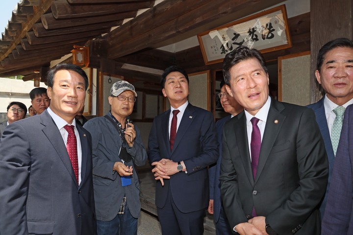 [서울=뉴시스] 김기현 국민의힘 대표가 23일 경남 거제에 위치한 고(故) 김영삼 전 대통령의 생가를 방문해 설명을 듣고 있다. (사진=국민의힘 제공) 2023.05.23. photo@newsis.com *재판매 및 DB 금지