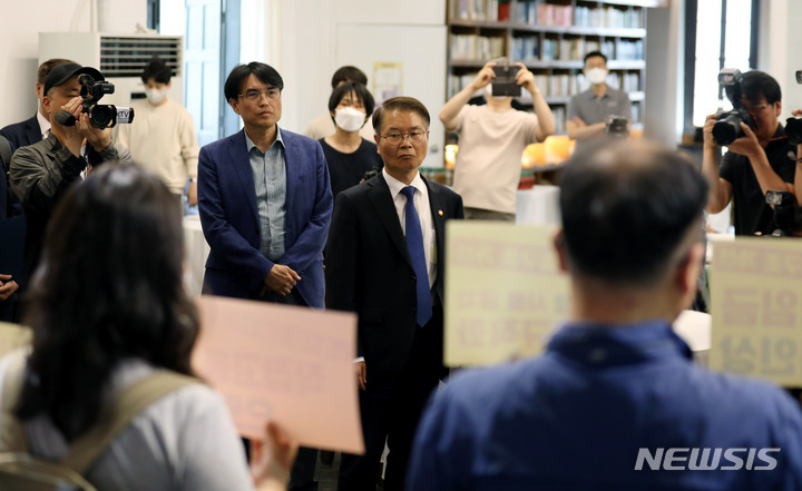 [서울=뉴시스] 조성봉 기자= 23일 오후 서울 중구 정동1928아트센터에서 열린 상생임금위원회 토론회에서 이정식 고용노동부 장관이 기습시위 하는 비정규직노동자들을 바라보고 있다. 2023.05.23. suncho21@newsis.com