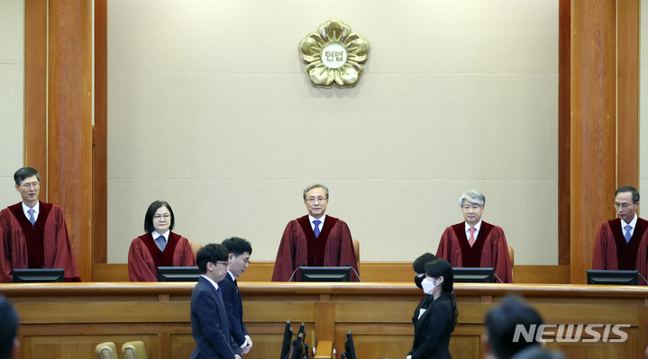 [서울=뉴시스] 최진석 기자 = 유남석 헌법재판소장을 비롯한 재판관들이 지난달 23일 서울 종로구 헌법재판소 대심판정에 입장하고 있다. 2023.05.23. myjs@newsis.com