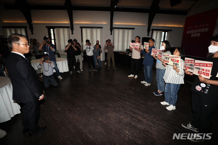 [서울=뉴시스] 김명년 기자 = 23일 오후 서울 중구 정동1928아트센터에서 열린 상생임금위원회 토론회에서 이정식 고용노동부 장관이 비정규직노동자들의 기습시위를 바라보고 있다. 2023.05.23. kmn@newsis.com