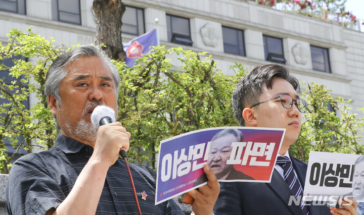 [서울=뉴시스] 최진석 기자 = '이태원 참사' 부실 대응 논란 관련 이상민 행정안전부 장관 탄핵 심판에 대한 2차 변론기일인 23일 서울 종로구 헌법재판소 앞에서 열린 기자브리핑에서 이정민 10.29 이태원참사 유가족협의회 대표 직무대행이 발언을 하고 있다. 2023.05.23. myjs@newsis.com