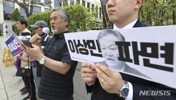 [서울=뉴시스] 최진석 기자 = '이태원 참사' 부실 대응 논란 관련 이상민 행정안전부 장관 탄핵 심판에 대한 2차 변론기일인 23일 서울 종로구 헌법재판소 앞에서 열린 기자브리핑에서 이정민(오른쪽 두번째) 10.29 이태원참사 유가족협의회 대표 직무대행이 발언을 하고 있다. 2023.05.23. myjs@newsis.com