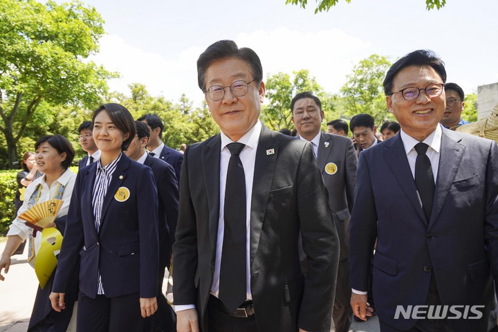 [김해=뉴시스] 차용현 기자 = 이재명 더불어민주당 대표와 박광온 원내대표를 비롯한 민주당 지도부들이 23일 오후 경남 김해시 봉하마을에서 열린 고(故) 노무현 전 대통령 서거 14주기 추도식에 참석하고 있다. (공동취재사진) 2023.05.23. photo@newsis.com