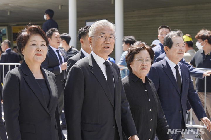 [김해=뉴시스] 차용현 기자 = 문재인 전 대통령과 부인 김정숙 여사, 권양숙 여사, 정세균 노무현재단 이사장이 23일 오후 경남 김해시 봉하마을에서 열린 고(故) 노무현 전 대통령 서거 14주기 추도식에 참석하고 있다. (공동취재사진) 2023.05.23. photo@newsis.com