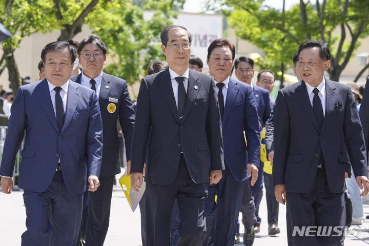 [김해=뉴시스] 차용현 기자 = 한덕수 국무총리가 23일 오후 경남 김해시 봉하마을에서 열린 고(故) 노무현 전 대통령 서거 14주기 추도식에 참석하고 있다. (공동취재사진) 2023.05.23. photo@newsis.com