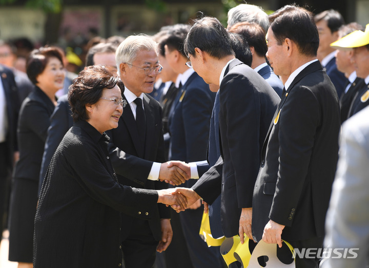 [김해=뉴시스] 차용현 기자 = 권양숙 여사가 23일 오후 경남 김해시 진영읍 봉하마을에서 열린 노무현 전 대통령 서거 14주기 추도식에 참석해 한덕수 국무총리와 인사하고 있다. (공동취재사진) 2023.05.23. photo@newsis.com