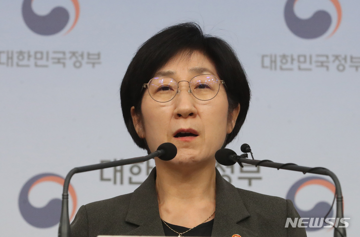 [서울=뉴시스] 김명원 기자 = 한화진 환경부 장관이 지난달 23일 서울 종로구 정부서울청사 별관에서 대구·경북의 진산 팔공산, 국립공원으로 승격 관련 브리핑을 하고 있다. 2023.05.23. kmx1105@newsis.com