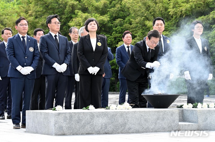 [김해=뉴시스] 차용현 기자 = 김기현 국민의힘 대표, 이재명 더불어민주당 대표, 이정미 정의당 대표 등이 23일 경남 김해시 봉하마을에서 열린 노무현 전 대통령 서거 14주기 추도식에서 묘역을 참배하고 있다. (공동취재사진) 2023.05.23. photo@newsis.com