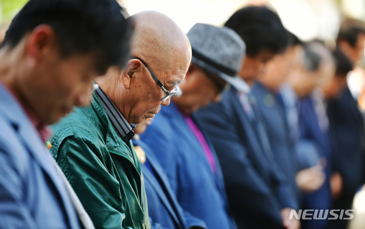 [광주=뉴시스] 이영주 기자 = 23일 오후 광주 남구 효천역에서 5·18민주화운동 제43주기를 맞아 열린 2023 송암·효천 5·18추모문화제 도중 참가자들이 5월 영령에 묵념하고 있다. 2023.05.23.leeyj2578@newsis.com