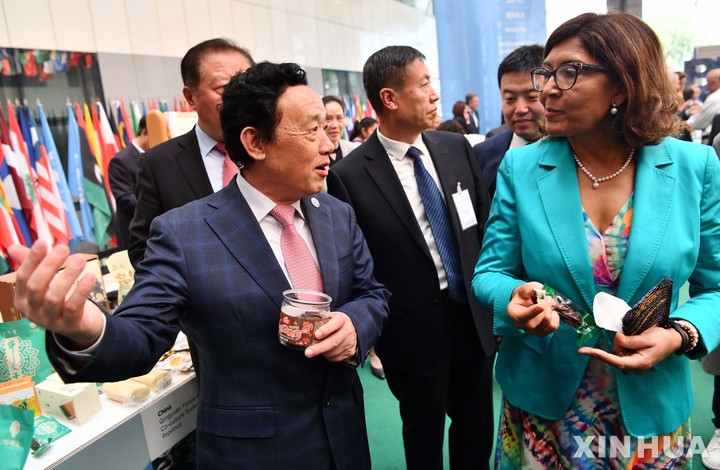 [ 로마= 신화/뉴시스] 로마의 유엔식량농업기구(FAO)주최 세계식품유산전시회 행사장에서 5월 23일(현지시간) 수상 식품을 시식하는 취동위사무총장(왼쪽)과 마리아 헬레나 세메도 부사무총장. 2023.05.23. 