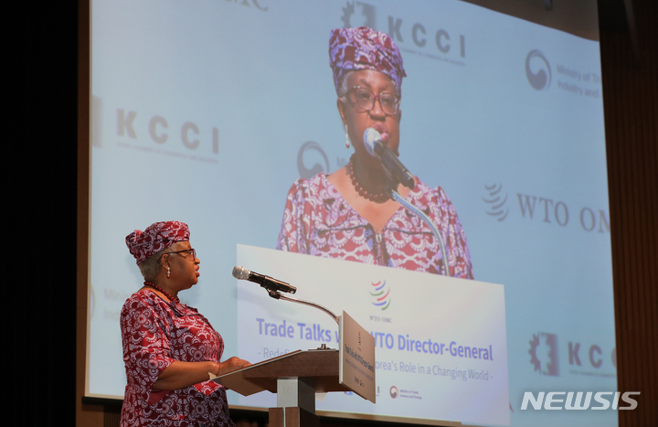 [서울=뉴시스] 김금보 기자 = 응고지 오콘조-이웰라 WTO 사무총장이 23일 오후 서울 중구 대한상의 국제회의장에서 열린 'WTO 사무총장과의 대화'에서 강연하고 있다. 2023.05.23. kgb@newsis.com