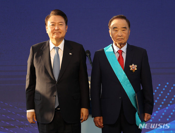 [서울=뉴시스] 홍효식 기자 = 윤석열 대통령이 23일 서울 용산 대통령실 청사 앞 잔디마당에서 열린 2023 대한민국 중소기업인대회에서 김주인 시즈글로벌 회장에게 금탑산업훈장을 수여한 뒤 기념촬영하고 있다. 2023.05.23. yesphoto@newsis.com