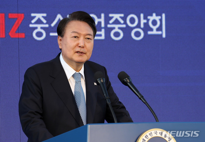 [서울=뉴시스] 홍효식 기자 = 윤석열 대통령이 23일 서울 용산 대통령실 청사 앞 잔디마당에서 열린 2023 대한민국 중소기업인대회에서 격려사를 하고 있다. 2023.05.23. yesphoto@newsis.com