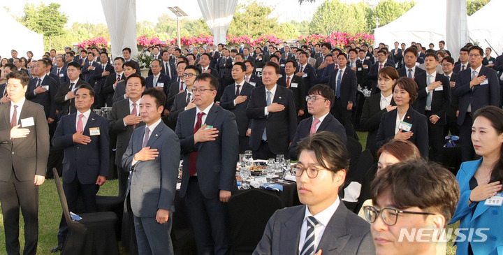 [서울=뉴시스] 홍효식 기자 = 윤석열 대통령이 23일 서울 용산 대통령실 청사 앞 잔디마당에서 열린 2023 대한민국 중소기업인대회에서 국기에 대한 경례를 하고 있다. 2023.05.23. yesphoto@newsis.com