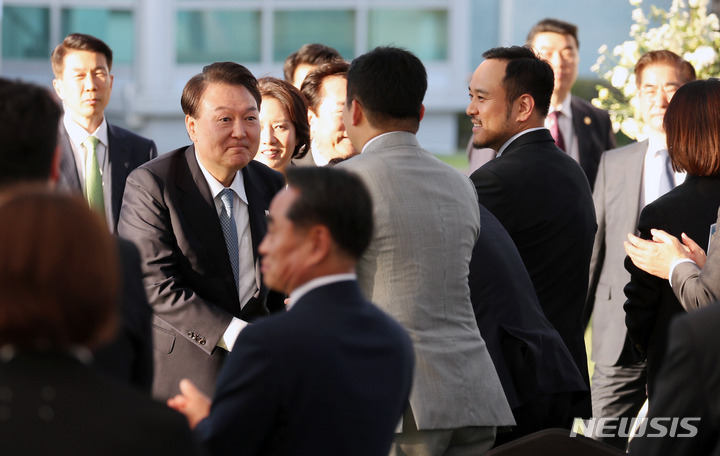 [서울=뉴시스] 홍효식 기자 = 윤석열 대통령이 23일 서울 용산 대통령실 청사 앞 잔디마당에서 열린 2023 대한민국 중소기업인대회에 입장하며 참석자들과 인사하고 있다. 2023.05.23. yesphoto@newsis.com